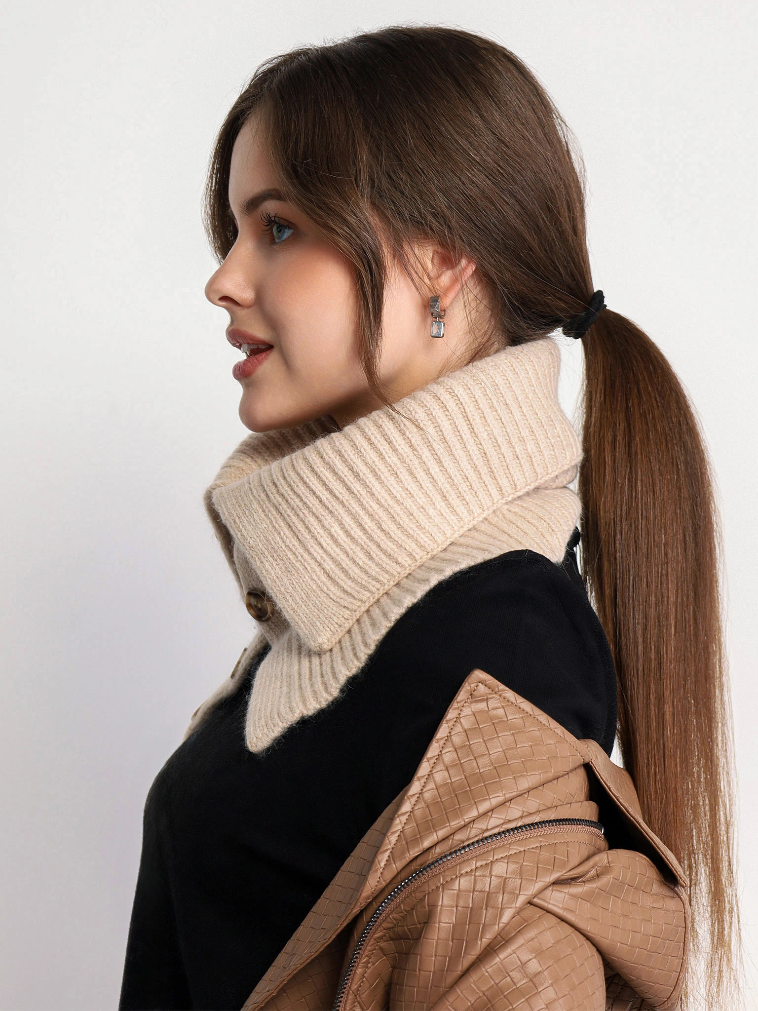 Шарф-манишка с шерстью енота на пуговицах  